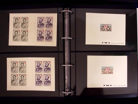 1918-1974, 2 classeurs de Croix-Rouge commençant par quelques lettres avec n°146 et 147 continuant avec les carnets mais surtout des essais de couleurs, des épreuves d'artistes en général signés, des épreuves de l