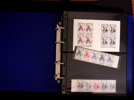 1918-1974, 2 classeurs de Croix-Rouge commençant par quelques lettres avec n°146 et 147 continuant avec les carnets mais surtout des essais de couleurs, des épreuves d'artistes en général signés, des épreuves de l