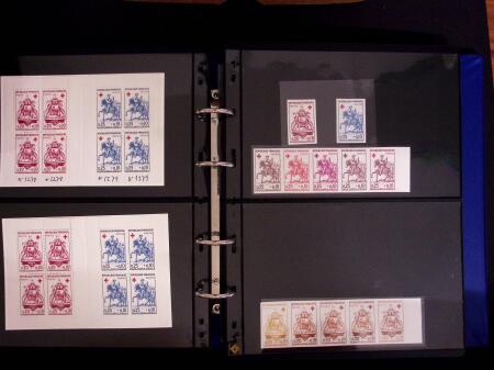 1918-1974, 2 classeurs de Croix-Rouge commençant par quelques lettres avec n°146 et 147 continuant avec les carnets mais surtout des essais de couleurs, des épreuves d'artistes en général signés, des épreuves de l