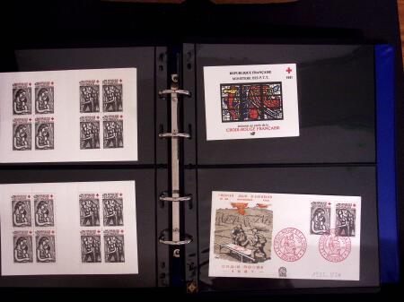 1918-1974, 2 classeurs de Croix-Rouge commençant par quelques lettres avec n°146 et 147 continuant avec les carnets mais surtout des essais de couleurs, des épreuves d'artistes en général signés, des épreuves de l
