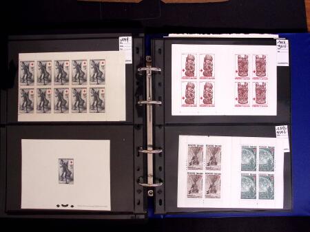 1918-1974, 2 classeurs de Croix-Rouge commençant par quelques lettres avec n°146 et 147 continuant avec les carnets mais surtout des essais de couleurs, des épreuves d'artistes en général signés, des épreuves de l