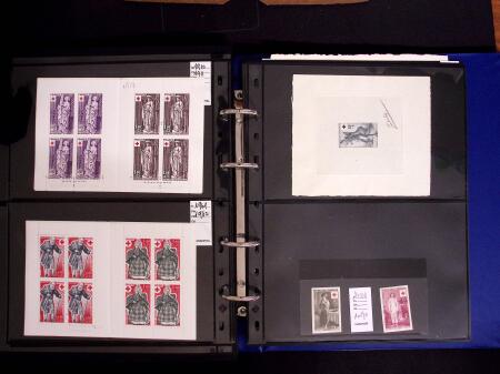 1918-1974, 2 classeurs de Croix-Rouge commençant par quelques lettres avec n°146 et 147 continuant avec les carnets mais surtout des essais de couleurs, des épreuves d'artistes en général signés, des épreuves de l