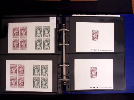 1918-1974, 2 classeurs de Croix-Rouge commençant par quelques lettres avec n°146 et 147 continuant avec les carnets mais surtout des essais de couleurs, des épreuves d'artistes en général signés, des épreuves de l