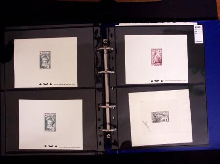 1918-1974, 2 classeurs de Croix-Rouge commençant par quelques lettres avec n°146 et 147 continuant avec les carnets mais surtout des essais de couleurs, des épreuves d'artistes en général signés, des épreuves de l