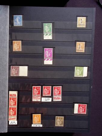 1930-2001, Collection de France en 6 albums, la majorité neuf sans trace de charnière, commençant par N°256 avec bdf**, N°263b se tenant à la normale, 269 **, 321**, 407 bande inter panneaux "Exposition Philatéliq