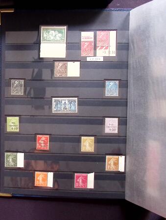 1930-2001, Collection de France en 6 albums, la majorité neuf sans trace de charnière, commençant par N°256 avec bdf**, N°263b se tenant à la normale, 269 **, 321**, 407 bande inter panneaux "Exposition Philatéliq