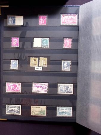 1930-2001, Collection de France en 6 albums, la majorité neuf sans trace de charnière, commençant par N°256 avec bdf**, N°263b se tenant à la normale, 269 **, 321**, 407 bande inter panneaux "Exposition Philatéliq