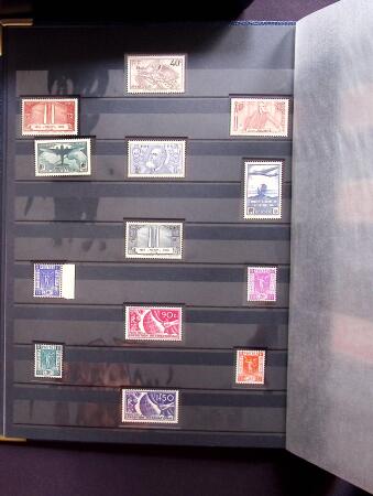 1930-2001, Collection de France en 6 albums, la majorité neuf sans trace de charnière, commençant par N°256 avec bdf**, N°263b se tenant à la normale, 269 **, 321**, 407 bande inter panneaux "Exposition Philatéliq