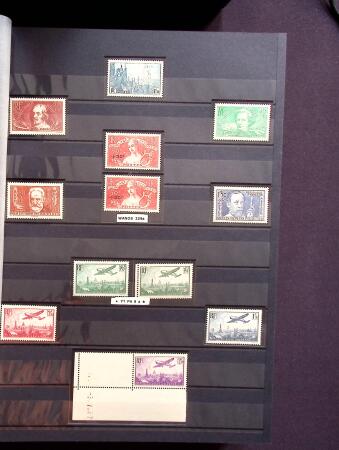 1930-2001, Collection de France en 6 albums, la majorité neuf sans trace de charnière, commençant par N°256 avec bdf**, N°263b se tenant à la normale, 269 **, 321**, 407 bande inter panneaux "Exposition Philatéliq