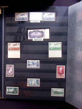 1930-2001, Collection de France en 6 albums, la majorité neuf sans trace de charnière, commençant par N°256 avec bdf**, N°263b se tenant à la normale, 269 **, 321**, 407 bande inter panneaux "Exposition Philatéliq