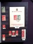 1930-2001, Collection de France en 6 albums, la majorité neuf sans trace de charnière, commençant par N°256 avec bdf**, N°263b se tenant à la normale, 269 **, 321**, 407 bande inter panneaux "Exposition Philatéliq