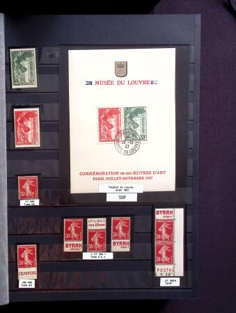 1930-2001, Collection de France en 6 albums, la majorité neuf sans trace de charnière, commençant par N°256 avec bdf**, N°263b se tenant à la normale, 269 **, 321**, 407 bande inter panneaux "Exposition Philatéliq