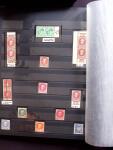 1930-2001, Collection de France en 6 albums, la majorité neuf sans trace de charnière, commençant par N°256 avec bdf**, N°263b se tenant à la normale, 269 **, 321**, 407 bande inter panneaux "Exposition Philatéliq