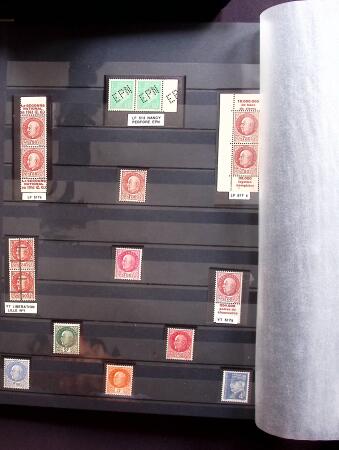 1930-2001, Collection de France en 6 albums, la majorité neuf sans trace de charnière, commençant par N°256 avec bdf**, N°263b se tenant à la normale, 269 **, 321**, 407 bande inter panneaux "Exposition Philatéliq