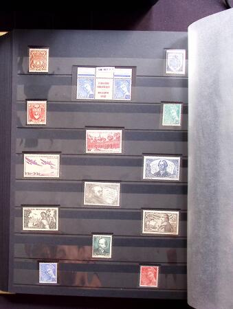 1930-2001, Collection de France en 6 albums, la majorité neuf sans trace de charnière, commençant par N°256 avec bdf**, N°263b se tenant à la normale, 269 **, 321**, 407 bande inter panneaux "Exposition Philatéliq