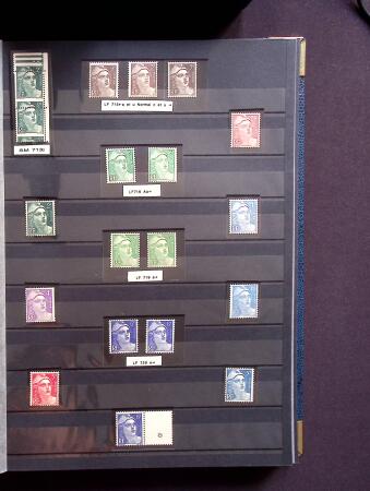 1930-2001, Collection de France en 6 albums, la majorité neuf sans trace de charnière, commençant par N°256 avec bdf**, N°263b se tenant à la normale, 269 **, 321**, 407 bande inter panneaux "Exposition Philatéliq
