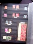 1930-2001, Collection de France en 6 albums, la majorité neuf sans trace de charnière, commençant par N°256 avec bdf**, N°263b se tenant à la normale, 269 **, 321**, 407 bande inter panneaux "Exposition Philatéliq