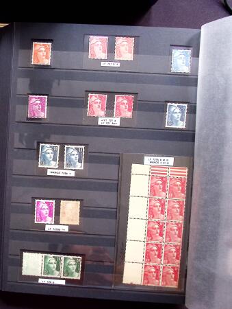 1930-2001, Collection de France en 6 albums, la majorité neuf sans trace de charnière, commençant par N°256 avec bdf**, N°263b se tenant à la normale, 269 **, 321**, 407 bande inter panneaux "Exposition Philatéliq