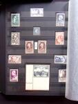 1930-2001, Collection de France en 6 albums, la majorité neuf sans trace de charnière, commençant par N°256 avec bdf**, N°263b se tenant à la normale, 269 **, 321**, 407 bande inter panneaux "Exposition Philatéliq