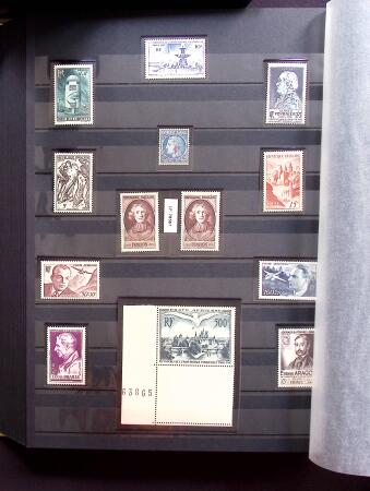 1930-2001, Collection de France en 6 albums, la majorité neuf sans trace de charnière, commençant par N°256 avec bdf**, N°263b se tenant à la normale, 269 **, 321**, 407 bande inter panneaux "Exposition Philatéliq