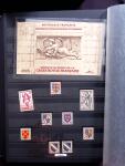 1930-2001, Collection de France en 6 albums, la majorité neuf sans trace de charnière, commençant par N°256 avec bdf**, N°263b se tenant à la normale, 269 **, 321**, 407 bande inter panneaux "Exposition Philatéliq