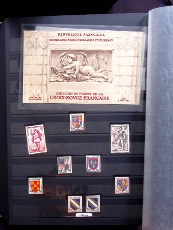 1930-2001, Collection de France en 6 albums, la majorité neuf sans trace de charnière, commençant par N°256 avec bdf**, N°263b se tenant à la normale, 269 **, 321**, 407 bande inter panneaux "Exposition Philatéliq