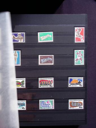 1930-2001, Collection de France en 6 albums, la majorité neuf sans trace de charnière, commençant par N°256 avec bdf**, N°263b se tenant à la normale, 269 **, 321**, 407 bande inter panneaux "Exposition Philatéliq