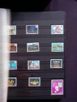 1930-2001, Collection de France en 6 albums, la majorité neuf sans trace de charnière, commençant par N°256 avec bdf**, N°263b se tenant à la normale, 269 **, 321**, 407 bande inter panneaux "Exposition Philatéliq