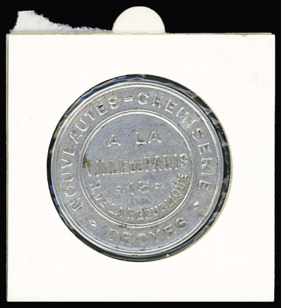 N°159 sur timbre-monnaie estampé "Nouveautés chemiserie - à la ville de Paris - 15 R. de la République - Troyes". RR et TB
