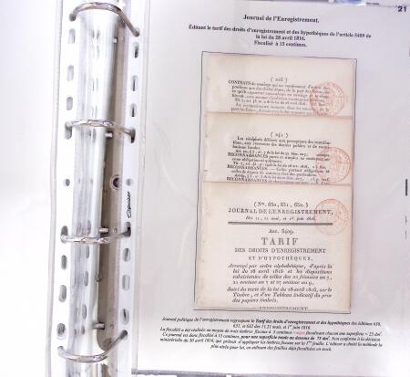 1828-1878, Collection sur la Taxation des imprimés sur +100 pages d'exposition, (la collection a été remaniée plusieurs fois et des pages changées), très bien expliquées, à