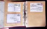 Classeur rouge de bureau contenant des étiquettes de machines à affranchir modernes étrangères dont Royal Mail (GB) x 1, Belgique x 2, Allemagne x 24, Yougoslavie x 1, Pays-Bas x 2, Suisse x 8, Australie x 27 -1er jo