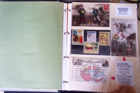 Album vert foncé : la guerre 1914 - 1918 contenant une médaille militaire, 21 CP patriotiques, 17 vignettes livret d'infirmière de l'hopital auxiliaire 101 de Troyes, 3 boutons militaires, 2 rares cartes postales de f
