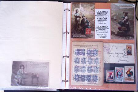 Album vert foncé : la guerre 1914 - 1918 contenant une médaille militaire, 21 CP patriotiques, 17 vignettes livret d'infirmière de l'hopital auxiliaire 101 de Troyes, 3 boutons militaires, 2 rares cartes postales de f