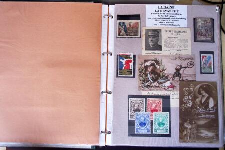 Album vert foncé : la guerre 1914 - 1918 contenant une médaille militaire, 21 CP patriotiques, 17 vignettes livret d'infirmière de l'hopital auxiliaire 101 de Troyes, 3 boutons militaires, 2 rares cartes postales de f