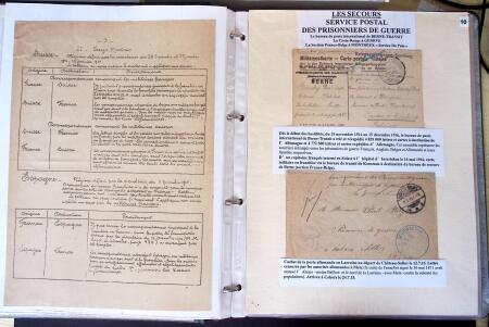 Album vert foncé : la guerre 1914 - 1918 contenant une médaille militaire, 21 CP patriotiques, 17 vignettes livret d'infirmière de l'hopital auxiliaire 101 de Troyes, 3 boutons militaires, 2 rares cartes postales de f