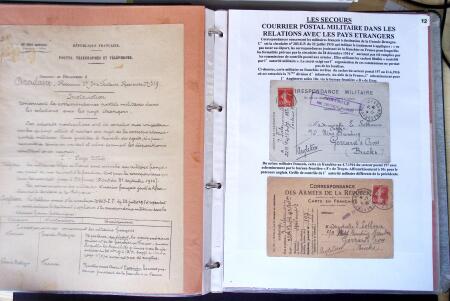 Album vert foncé : la guerre 1914 - 1918 contenant une médaille militaire, 21 CP patriotiques, 17 vignettes livret d'infirmière de l'hopital auxiliaire 101 de Troyes, 3 boutons militaires, 2 rares cartes postales de f