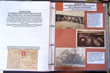 Album vert foncé : la guerre 1914 - 1918 contenant une médaille militaire, 21 CP patriotiques, 17 vignettes livret d'infirmière de l'hopital auxiliaire 101 de Troyes, 3 boutons militaires, 2 rares cartes postales de f