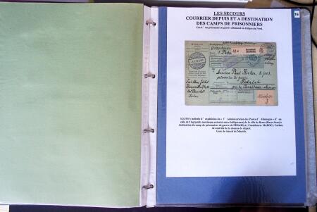 Album vert foncé : la guerre 1914 - 1918 contenant une médaille militaire, 21 CP patriotiques, 17 vignettes livret d'infirmière de l'hopital auxiliaire 101 de Troyes, 3 boutons militaires, 2 rares cartes postales de f