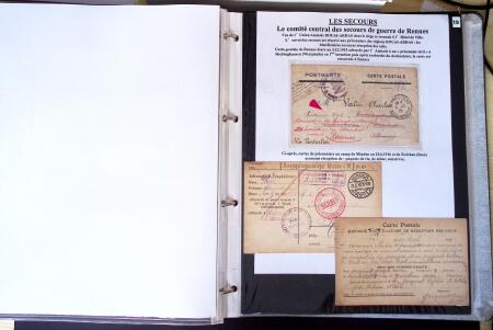 Album vert foncé : la guerre 1914 - 1918 contenant une médaille militaire, 21 CP patriotiques, 17 vignettes livret d'infirmière de l'hopital auxiliaire 101 de Troyes, 3 boutons militaires, 2 rares cartes postales de f