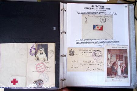 Album vert foncé : la guerre 1914 - 1918 contenant une médaille militaire, 21 CP patriotiques, 17 vignettes livret d'infirmière de l'hopital auxiliaire 101 de Troyes, 3 boutons militaires, 2 rares cartes postales de f