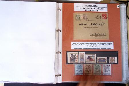Album vert foncé : la guerre 1914 - 1918 contenant une médaille militaire, 21 CP patriotiques, 17 vignettes livret d'infirmière de l'hopital auxiliaire 101 de Troyes, 3 boutons militaires, 2 rares cartes postales de f