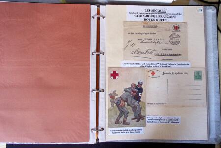 Album vert foncé : la guerre 1914 - 1918 contenant une médaille militaire, 21 CP patriotiques, 17 vignettes livret d'infirmière de l'hopital auxiliaire 101 de Troyes, 3 boutons militaires, 2 rares cartes postales de f