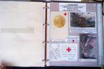Album vert foncé : la guerre 1914 - 1918 contenant une médaille militaire, 21 CP patriotiques, 17 vignettes livret d'infirmière de l'hopital auxiliaire 101 de Troyes, 3 boutons militaires, 2 rares cartes postales de f