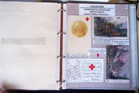 Album vert foncé : la guerre 1914 - 1918 contenant une médaille militaire, 21 CP patriotiques, 17 vignettes livret d'infirmière de l'hopital auxiliaire 101 de Troyes, 3 boutons militaires, 2 rares cartes postales de f