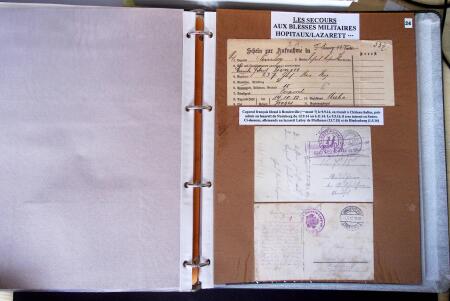 Album vert foncé : la guerre 1914 - 1918 contenant une médaille militaire, 21 CP patriotiques, 17 vignettes livret d'infirmière de l'hopital auxiliaire 101 de Troyes, 3 boutons militaires, 2 rares cartes postales de f