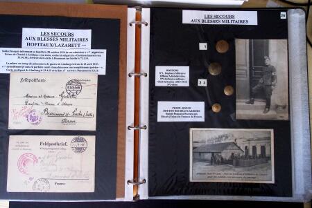 Album vert foncé : la guerre 1914 - 1918 contenant une médaille militaire, 21 CP patriotiques, 17 vignettes livret d'infirmière de l'hopital auxiliaire 101 de Troyes, 3 boutons militaires, 2 rares cartes postales de f