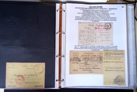 Album vert foncé : la guerre 1914 - 1918 contenant une médaille militaire, 21 CP patriotiques, 17 vignettes livret d'infirmière de l'hopital auxiliaire 101 de Troyes, 3 boutons militaires, 2 rares cartes postales de f
