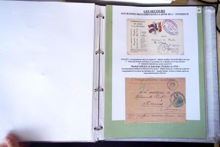 Album vert foncé : la guerre 1914 - 1918 contenant une médaille militaire, 21 CP patriotiques, 17 vignettes livret d'infirmière de l'hopital auxiliaire 101 de Troyes, 3 boutons militaires, 2 rares cartes postales de f
