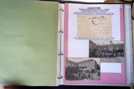 Album vert foncé : la guerre 1914 - 1918 contenant une médaille militaire, 21 CP patriotiques, 17 vignettes livret d'infirmière de l'hopital auxiliaire 101 de Troyes, 3 boutons militaires, 2 rares cartes postales de f