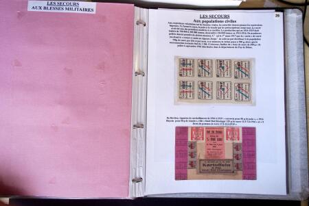 Album vert foncé : la guerre 1914 - 1918 contenant une médaille militaire, 21 CP patriotiques, 17 vignettes livret d'infirmière de l'hopital auxiliaire 101 de Troyes, 3 boutons militaires, 2 rares cartes postales de f